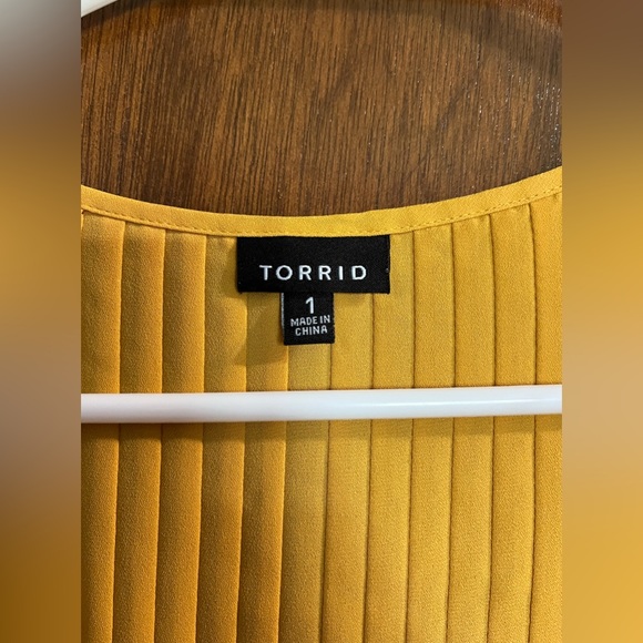 Torrid Yellow Blouse Size 1 - Picture 2 of 3